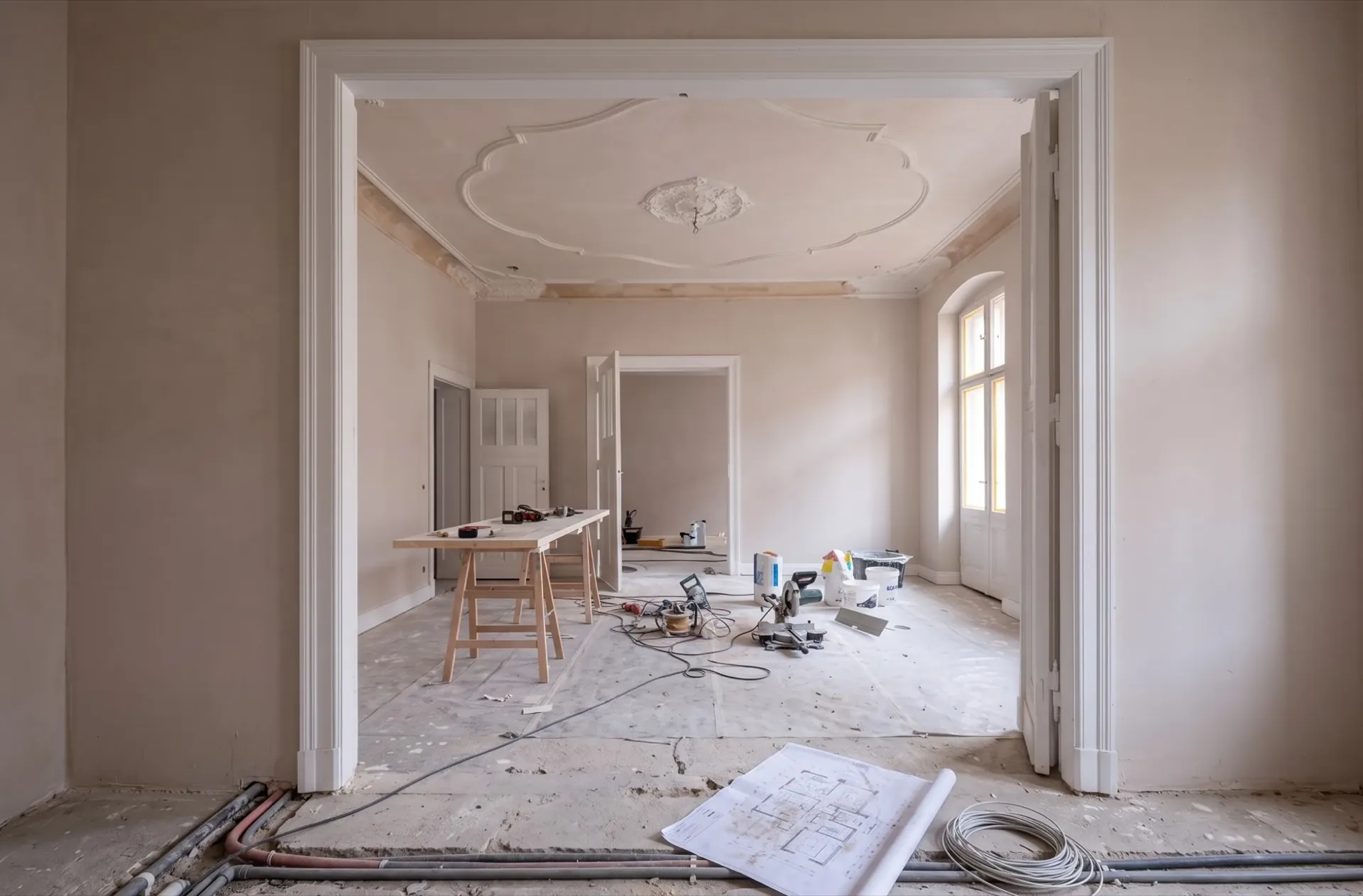 Salon haussmannien avant rénovation à Paris 6 Salon haussmannien avant rénovation à Paris 6